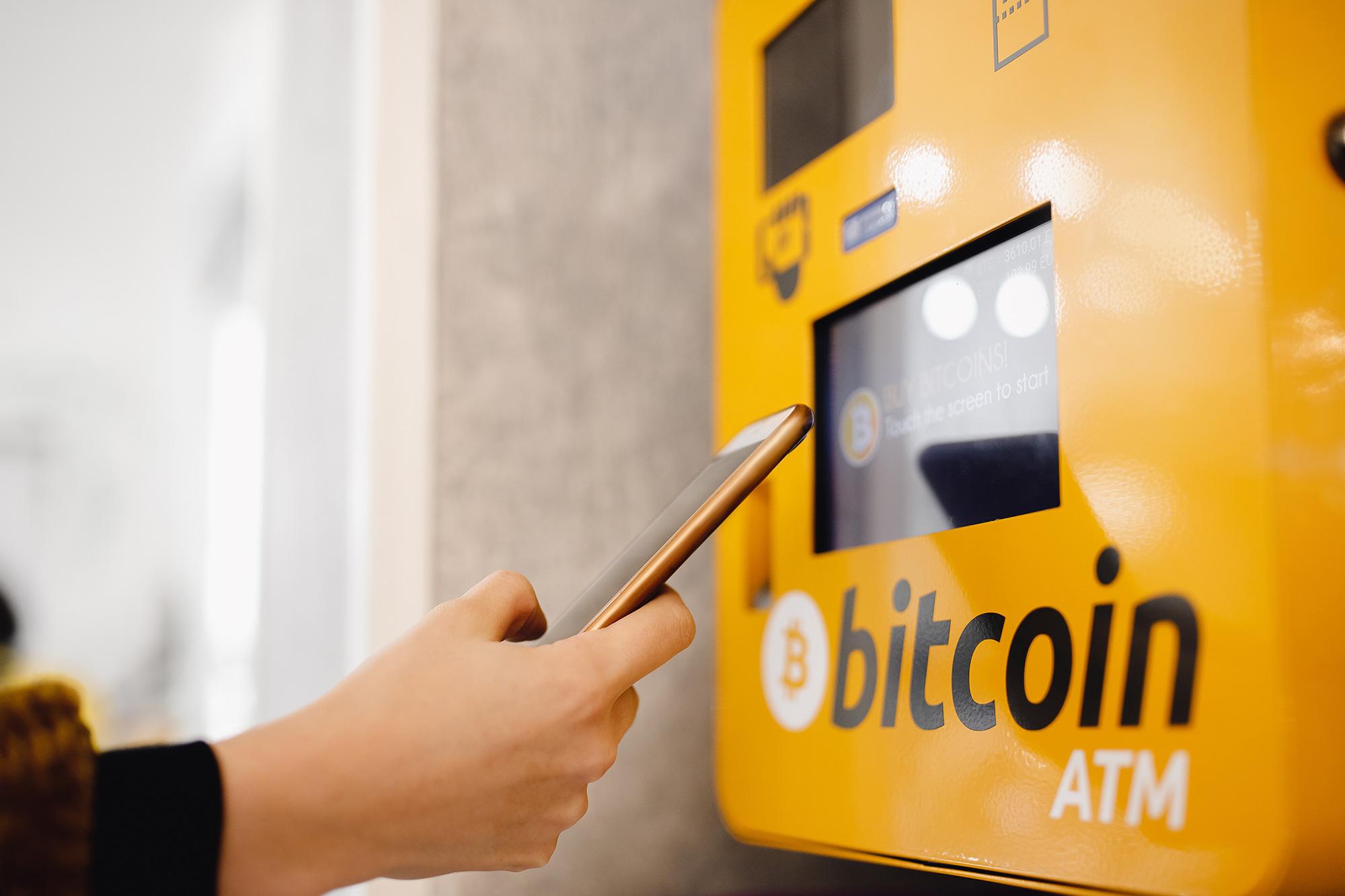 Bitcoin ATM'leri, insanların fiziksel para kullanarak Bitcoin gibi dijital para birimlerini satın alabilecekleri veya satabilecekleri otomatik makinelerdir. Geleneksel ATM'ler gibi çalışırlar, ancak bunlar Bitcoin işlemleri yaparlar.