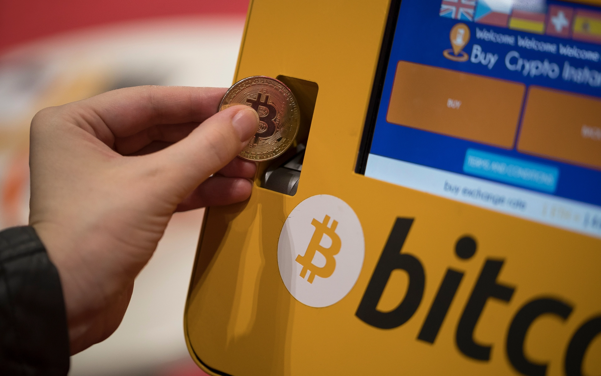 Bitcoin ATM'leri, insanların fiziksel para kullanarak Bitcoin gibi dijital para birimlerini satın alabilecekleri veya satabilecekleri otomatik makinelerdir. Geleneksel ATM'ler gibi çalışırlar, ancak bunlar Bitcoin işlemleri yaparlar.