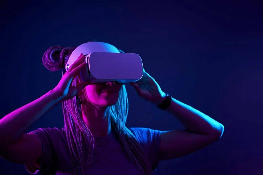 VR, özellikle eğlence, oyun, eğitim, sağlık, askeri uygulamalar ve endüstriyel tasarım gibi birçok alanda kullanılmaktadır. VR, kullanıcıları farklı yerlere taşıyan, simülasyonlar ve deneyimler oluşturarak gerçek dünyadan kaçış veya öğrenme imkanı sağlayan güçlü bir teknolojidir.