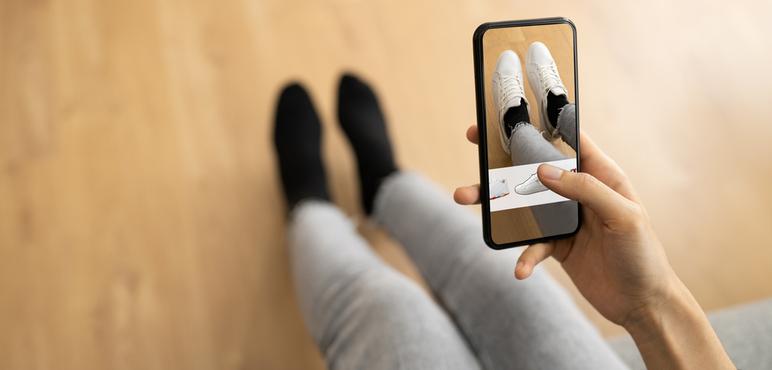 Artırılmış Gerçeklik (AR) Nedir? ve Güvenli midir? Artırılmış Gerçeklik (AR) teknolojisinin günümüzde hızla yaygınlaştığı bir dönemde, bu benzersiz deneyimin keyfini bilinçli ve güvenli bir şekilde çıkarmak isteyen kullanıcılar için özel bir rehber içeriğine hoş geldiniz. Bu kılavuz, AR dünyasının kapılarını aralamadan önce dikkate almanız gereken önemli hususları vurgulayarak, sizlere sağlıklı ve bilinçli bir AR deneyimi yaşama imkanı sunmayı amaçlıyor.