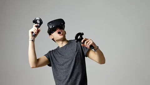 VR, özellikle eğlence, oyun, eğitim, sağlık, askeri uygulamalar ve endüstriyel tasarım gibi birçok alanda kullanılmaktadır. VR, kullanıcıları farklı yerlere taşıyan, simülasyonlar ve deneyimler oluşturarak gerçek dünyadan kaçış veya öğrenme imkanı sağlayan güçlü bir teknolojidir.