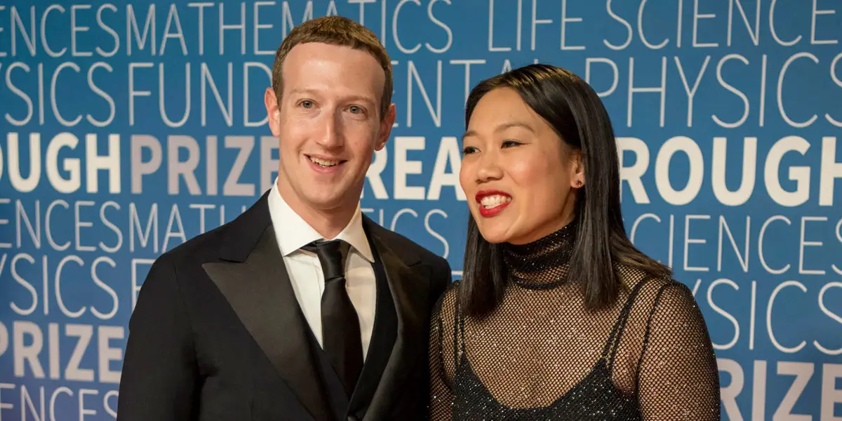 Mark Zuckerberg, sosyal ağ sitesi Facebook'u Harvard Üniversitesi'ndeki yurt odasında kurdu. Zuckerberg, ikinci sınıftan sonra üniversiteden ayrılarak kullanıcı sayısı iki milyarı aşan siteye yoğunlaştı ve bu da Zuckerberg'i kat kat milyarder yaptı. Facebook'un doğuşu 2010 yapımı The Social Network filminde anlatılmıştır.