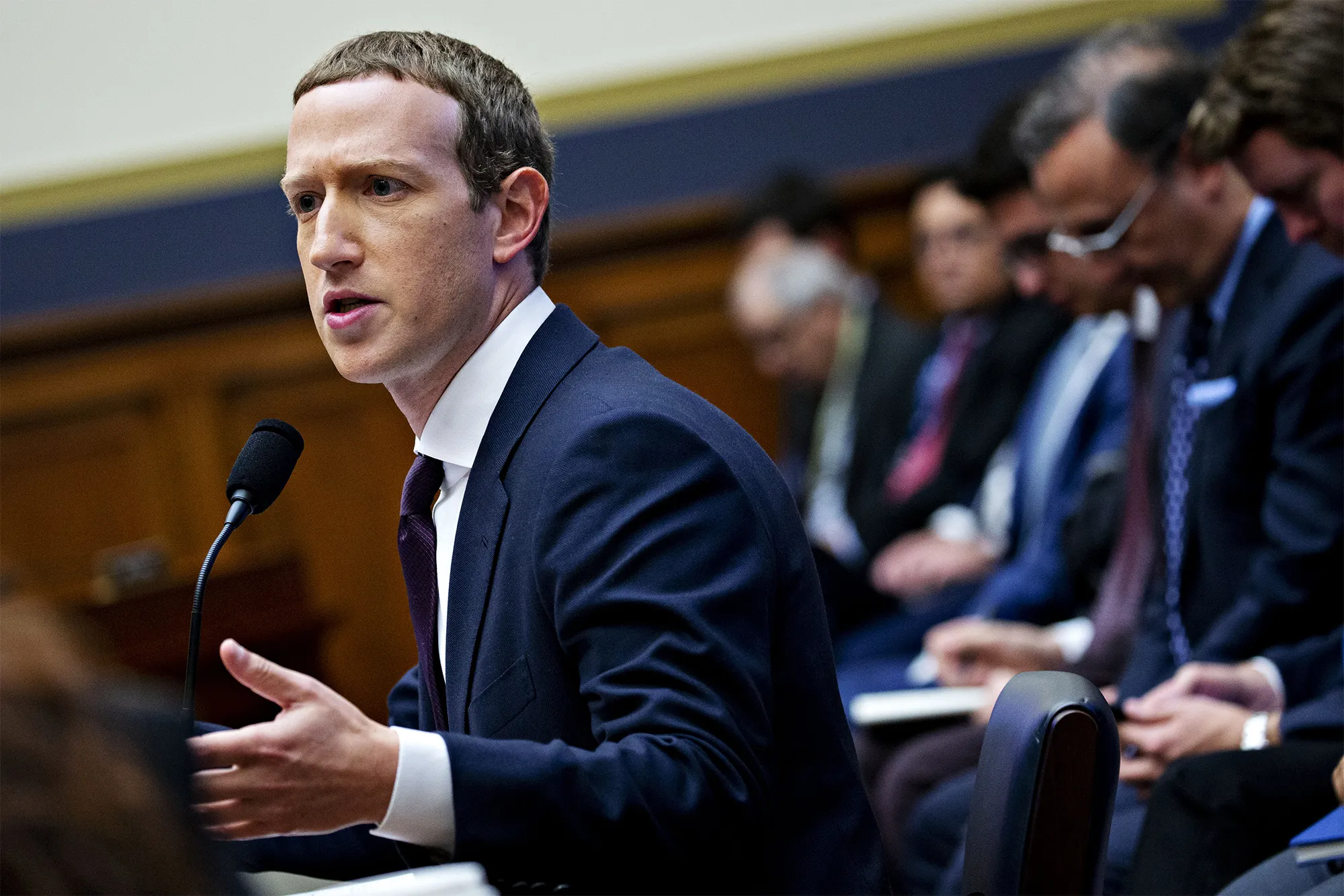 Mark Zuckerberg, sosyal ağ sitesi Facebook'u Harvard Üniversitesi'ndeki yurt odasında kurdu. Zuckerberg, ikinci sınıftan sonra üniversiteden ayrılarak kullanıcı sayısı iki milyarı aşan siteye yoğunlaştı ve bu da Zuckerberg'i kat kat milyarder yaptı. Facebook'un doğuşu 2010 yapımı The Social Network filminde anlatılmıştır.